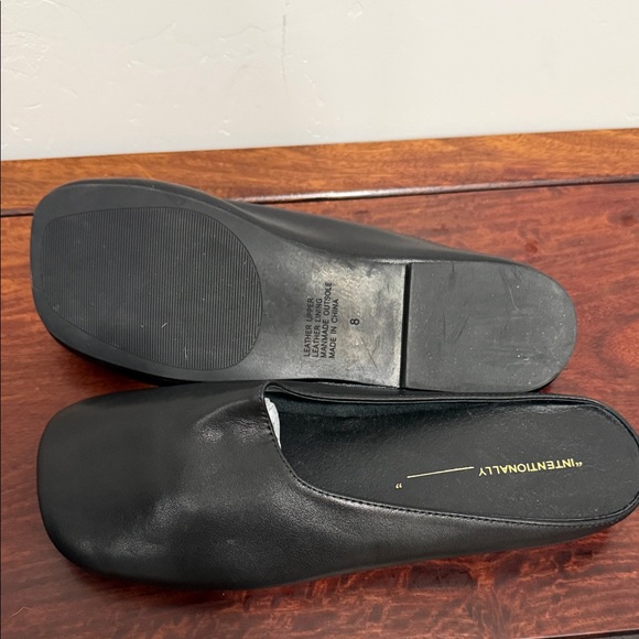 New “INTENTIONALLY BLANK “ Sync Mules Black Leather Slip-On Flats - Picture 4 of 4